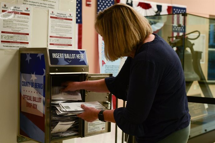 Archivo - November 7, 2022, Reading, Pennsylvania, United States: An election official removes mail-in ballots from a full drop box in the town of Reading, in Berks County Pennsylvania Monday, a day before the mifterm elections in which Pennsylvanian coul