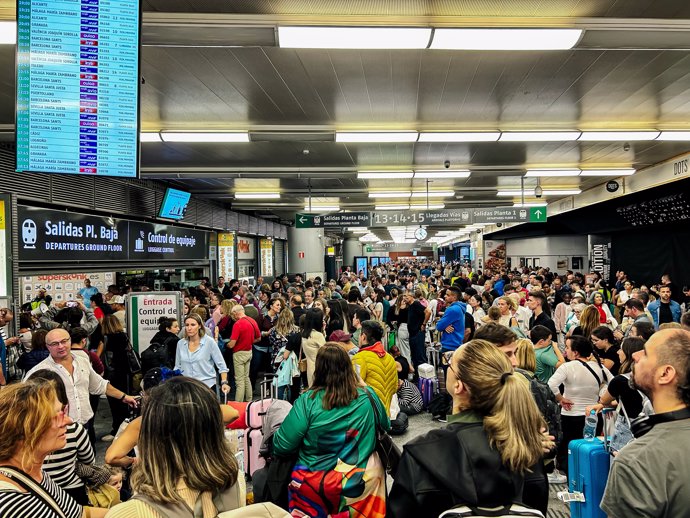 Cientos de personas en la estación de Atocha, a 19 de octubre de 2024, en Madrid (España).