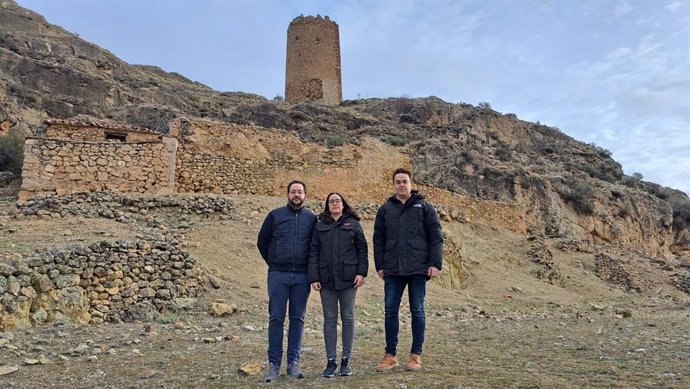 La alcaldesa de La Hoz de la Vieja, Laura Royo, junto al diputado del PSOE por la provincia de Teruel Ángel Peralta y el diputado provincial del PSOE Pedro Polo, durante su reciente visita a la torre castillo de la localidad turolense.