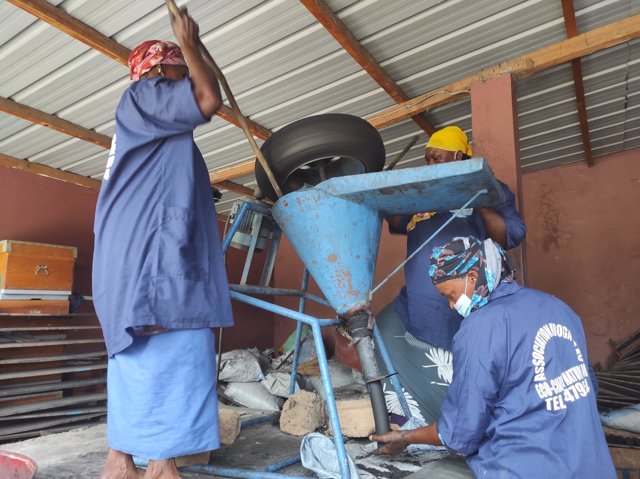 Mujeres trabajando en la fabricación de carbón en Joal-Fadiouth (Senegal)