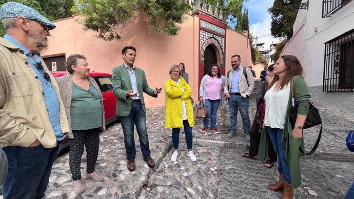 El exalcalde y portavoz del PSOE en el Ayuntamiento de Granada, Paco Cuenca, en su visita al barrio del Albaicín.