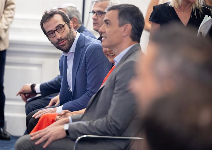 Archivo - El ministro de Economía, Comercio y Empresas, Carlos Cuerpo (3d), y el presidente del Gobierno, Pedro Sánchez (2d), durante el acto de suscripción de convenios entre el Ministerio de Vivienda y Agenda Urbana, el Ministerio de Economía, Comercio 