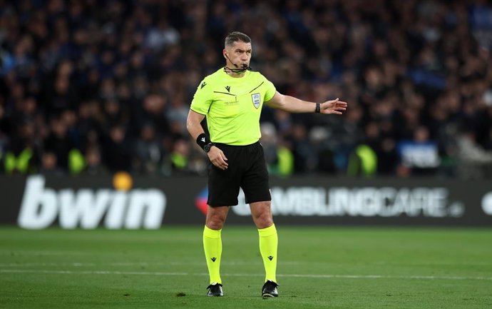 Archivo - 22 May 2024, Ireland, Dublin: Romanian Referee Istvan Kovacs in action during the UEFA Europa League final soccer match between Atalanta Bergamo and Bayer Leverkusen at the Aviva Stadium. Photo: Jan Woitas/dpa - IMPORTANT NOTICE: DFL and DFB reg