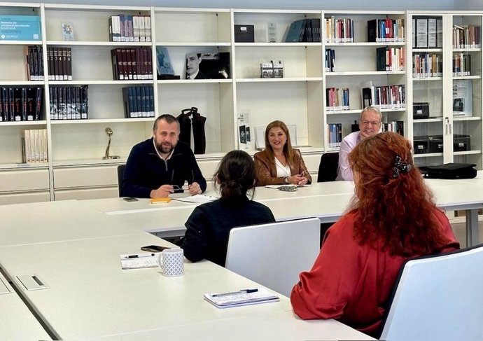 El director de Gogora, el Instituto vasco de la Memoria, Convivencia y Derechos Humanos, Alberto Alonso, junto a la consejera de Justicia y Derechos Humanos, María Jesús San José