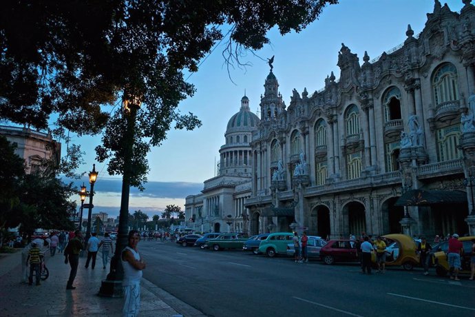 Archivo - Centro Gallego de La Habana y Capitolio en La Habana, Cuba