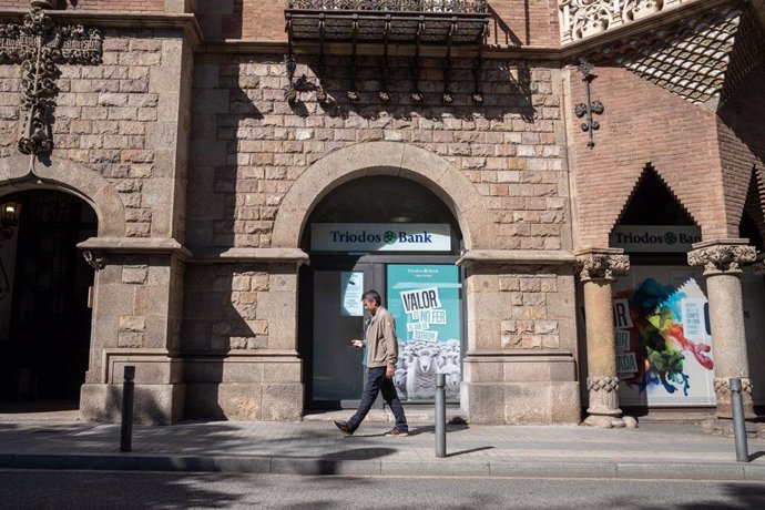 Fachada del banco Triodos Bank, a 4 de octubre de 2024, en Barcelona, Catalunya (España).