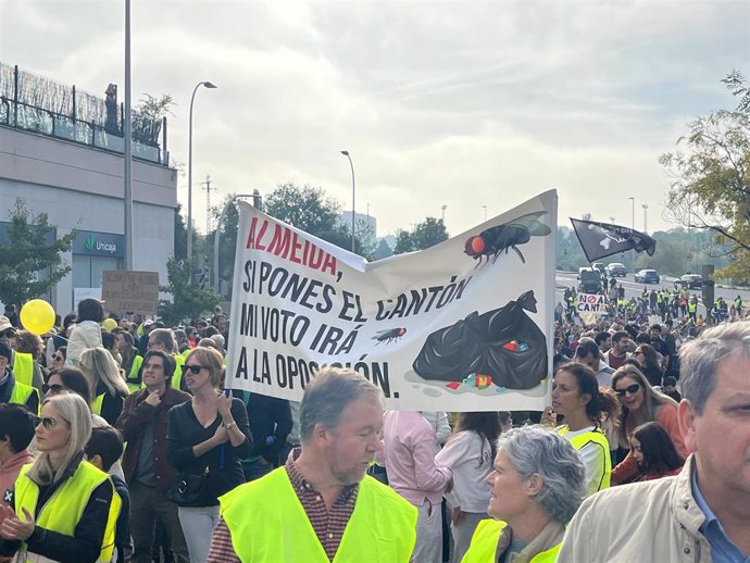 Cientos de vecinos vuelven a salir a la calle contra el cantón de Montecarmelo.