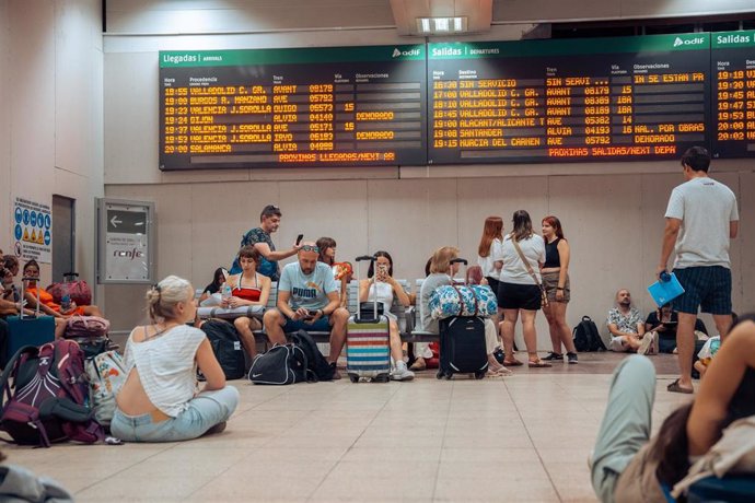 Archivo - Decenas de personas afectadas por los retrasos en varios trenes, en la estación de tren de Chamartín, a 20 de agosto de 2024, en Madrid (España). 