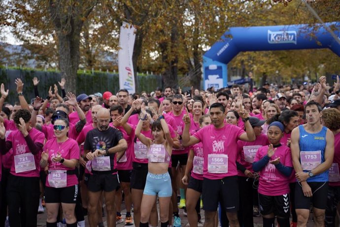 LCarrera solidaria contra el cáncer de mama que, organizada por la Asociación Alavesa de Mujeres con Cáncer de Mama y/o Ginecológico (Asamma), ha recorrido Vitoria