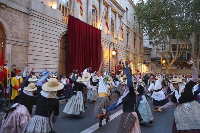Paso de la procesión del Carro Triunfal de Santa Catalina de Toms por el Teatre Principal de Palma.