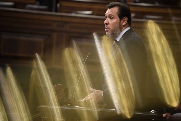 El ministro de Transporte y Movilidad Sostenible, Óscar Puente, interviene durante una sesión plenaria, en el Congreso de los Diputados, a 16 de octubre de 2024, en Madrid (España).