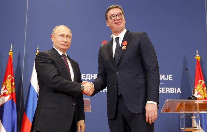 Archivo - BELGRADE, Jan. 17, 2019  Serbian President Aleksandar Vucic (R) shakes hands with Russian President Vladimir Putin during their joint press conference in Belgrade, Serbia, on Jan. 17, 2019. Strategic cooperation between Serbia and Russia will 