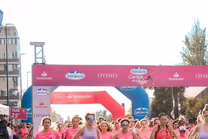 Una 'marea rosa' de 14.000 mujeres abarrota Zaragoza en la Carrera de la Mujer Central Lechera Asturiana