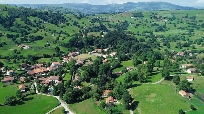 Turismo señaliza la ruta del hayedo de Esles y las cascadas de Gamoneo