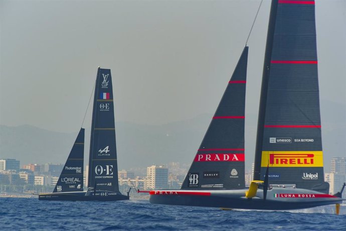 Archivo - Dos modelos de Veleros AC75 durante la primera jornada de la última regata preliminar de la Copa América, en el Port de Barcelona, a 22 de agosto de 2024, en Barcelona (Catalunya)