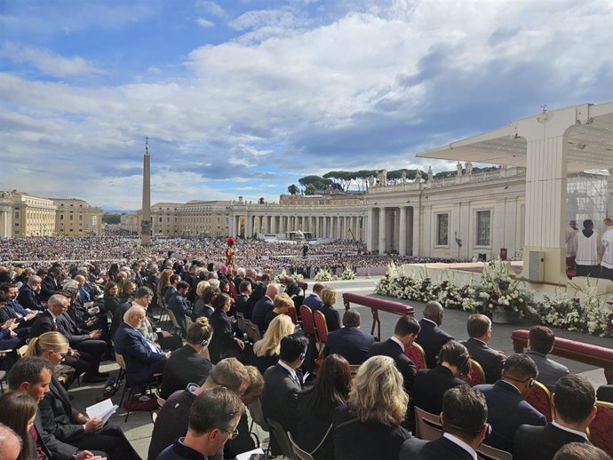 El Papa Francisco lo 'alzaba' hasta lo más alto de los altares en una ceremonia que se celebraba este domingo en la Plaza de San Pedro de Roma