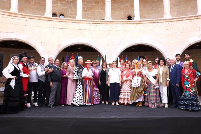 La presidenta del Govern, Marga Prohens, en el encuentro con las casas regionales de Baleares en el Castillo de Bellver.