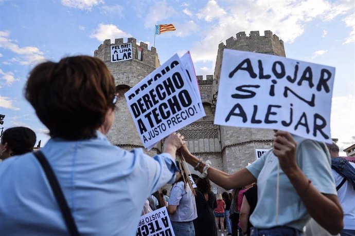 Decenas de personas durante una manifestación por el derecho a la vivienda, a 19 de octubre de 2024, en Valencia.