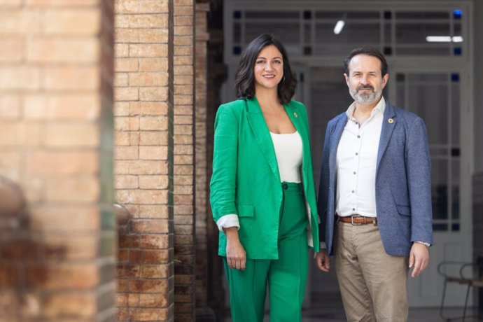 La coportavoz del partido verde en Andalucía, Mar González, y el director general de Derechos de los Animales, José Ramón Becerra,