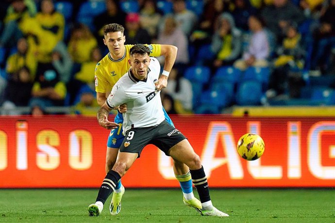 Archivo - Hugo Duro y Mika Mármol en el UD Las Palmas-Valencia CF de la pasada temporada