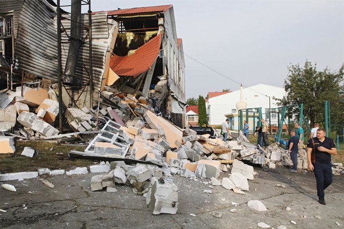 Archivo - 02 September 2024, Ukraine, Kiev: People inspect the damaged building after the Russian missile attack on the premises of the lyceum of the Interregional Academy of Personnel Management. Photo: -/Ukrinform/dpa
