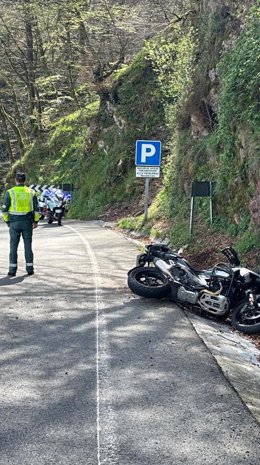 Un agente de la Guardia Civil junto a la moto accidentada.