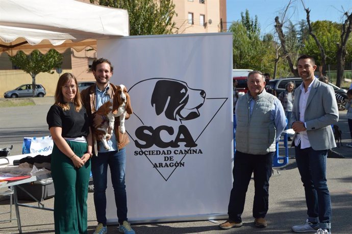 El alcalde de Monzón, Isaac Claver, con un perro en brazos, junto a Diana Gónzalez, Javier Ferrando y Jairo Sánchez.