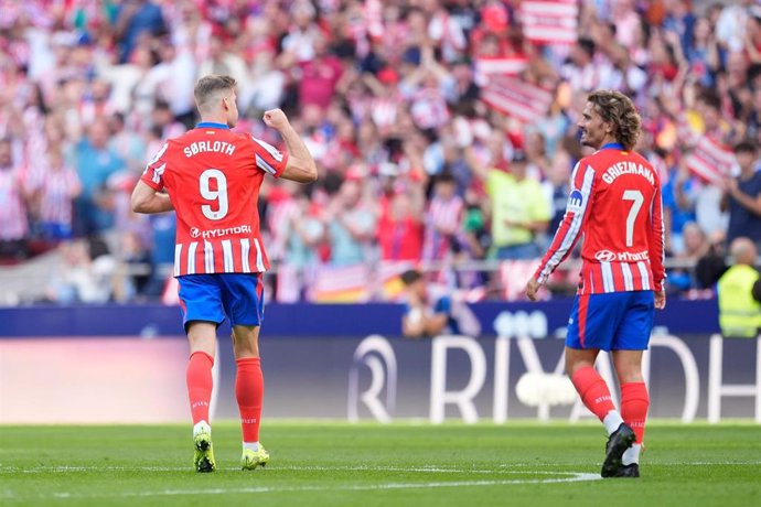 Alexander Sorloth y Antoine Griezmann en el Atlético de Madrid-Leganés