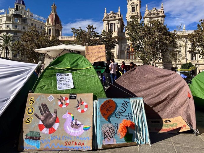 Acampada por el derecho a la vivienda en la plaza del Ayuntamiento de València