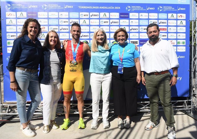 La consejera de Cultura y Deporte, Patricia del Pozo (c), junto a otras autoridades y el almeriense Jairo Ruiz.