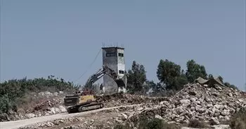 Una excavadora militar Israel derriba una torre de observación de los 'cascos azules' en el sur de Líbano