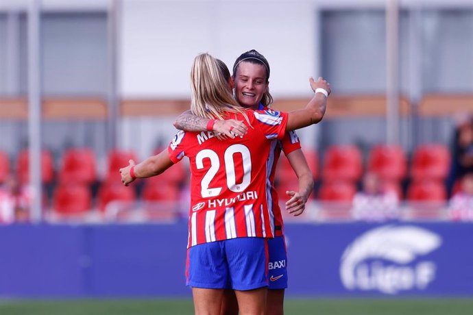 Rosa Otermin y Andrea Medina celebran el gol de la victoria del Atlético de Madrid ante la Real Sociedad en la Liga F 24-25