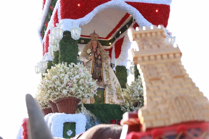 La Virgen de Valme durante la Romería celebrada este domingo.