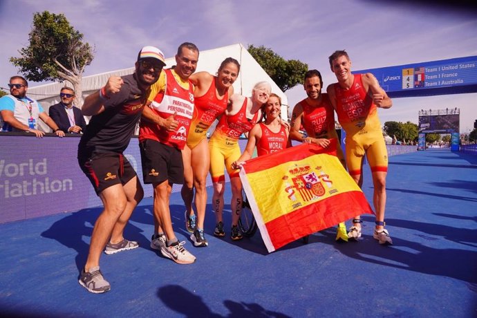 El equipo español celebra la medalla de bronce en el relevo mixto del Mundial de Paratriatlón de Torremolinos (Málaga)