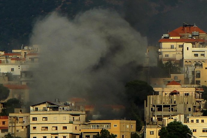Archivo - August 23, 2024, Qliyaa, Qlyiaa, Lebanon: Heavy smoke from an Israeli shelling billows from between houses in the Lebanese southern border town of Khiam. Seven pro-Iranian Hezbollah militants and a child were killed in Israeli strikes across s