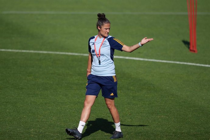 Archivo - Montse Tomé da instrucciones durante un entrenamiento de la selección femenina de fútbol