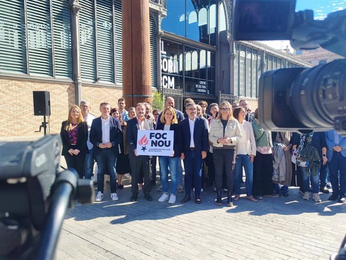 Integrantes de la candidatura 'Foc Nou' para dirigir ERC, con la candidata presidenta del partido Helena Solà y el exconseller Alfred Bosch en el centro, en Barcelona, a 5 de octubre de 2024