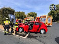 Herida una mujer de 34 años en Sevilla tras una colisión entre dos turismos en la Avenida de la Paz