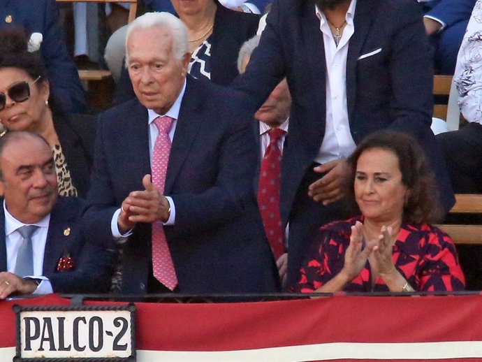 Curro Romero, muy emocionado y acompañado por Carmen Tello durante el homenaje que ha recibido en La Mestranza de Sevilla este domingo