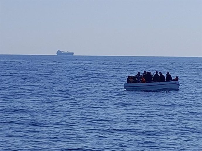 Archivo - Patera con 18 personas rescatada en aguas de Almería por Salvamento Marítimo.