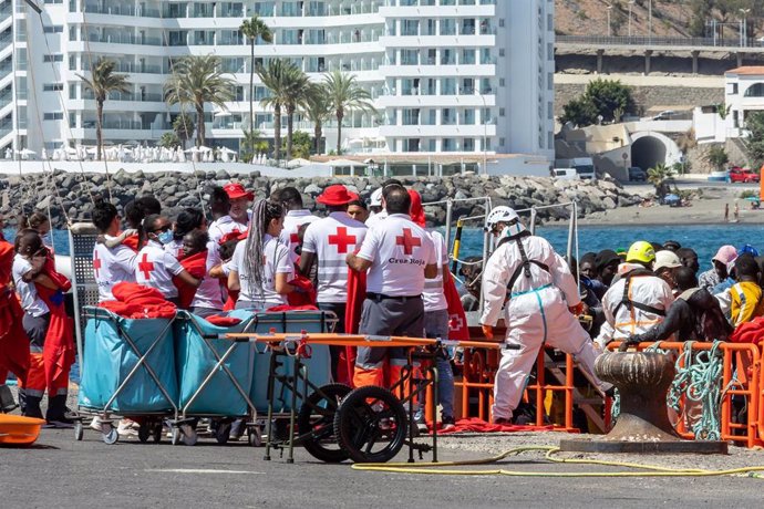 Archivo - Varios migrantes son atendidos por los Servicios de Emergencias en el Muelle de Arguineguín, a 28 de agosto de 2024, en Gran Canaria, Canarias (España). Salvamento Marítimo ha rescatado un cayuco a la deriva con unos 120 migrantes subsaharianos,