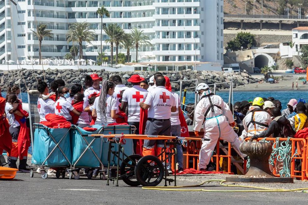 Archivo - Varios migrantes son atendidos por los Servicios de Emergencias en el Muelle de Arguineguín, a 28 de agosto de 2024, en Gran Canaria, Canarias (España). Salvamento Marítimo ha rescatado un cayuco a la deriva con unos 120 migrantes subsahariano