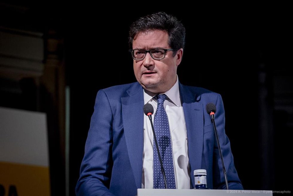 El ministro para la Transformación Digital y Función Pública, Óscar López, interviene durante la celebración de la II Jornada contra la Desinformación organizada por el Club Abierto de Editores (CLABE) en el Ateneo de Madrid, a 14 de octubre de 2024, en