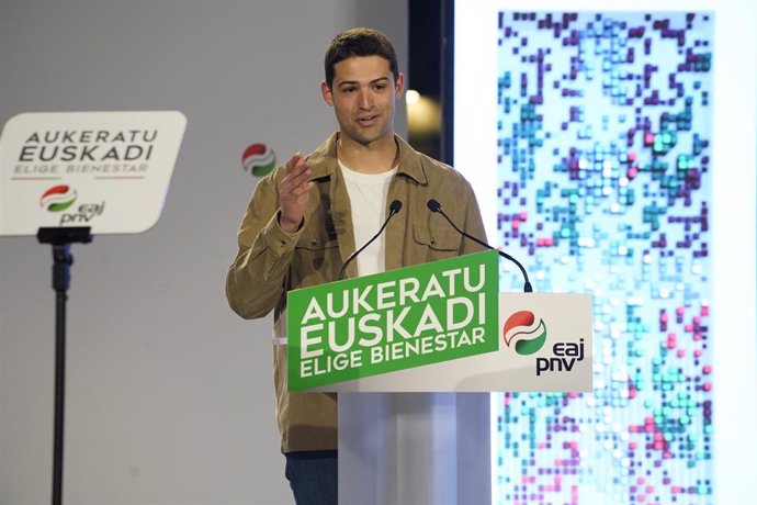 Archivo -  Joseba Díez Antxustegi, durante el arranque de la campaña electoral del PNV, en la Plaza de la Virgen Blanca, a 4 de abril de 2024, en Vitoria-Gasteiz, Álava