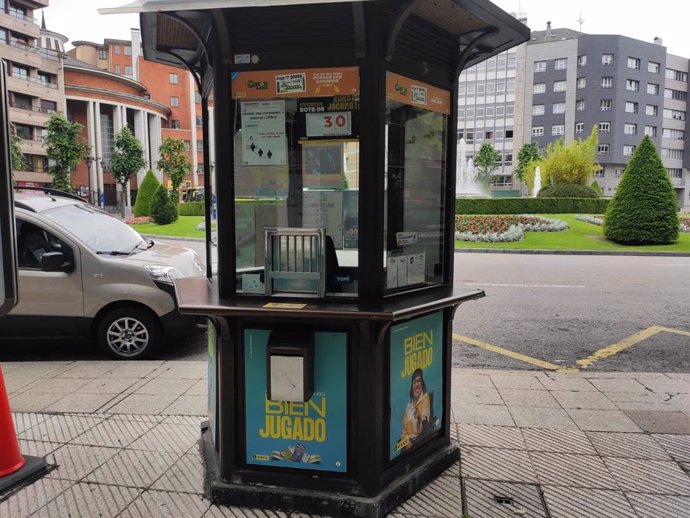 Kiosco Puesto de vendedor de la ONCE en Oviedo.