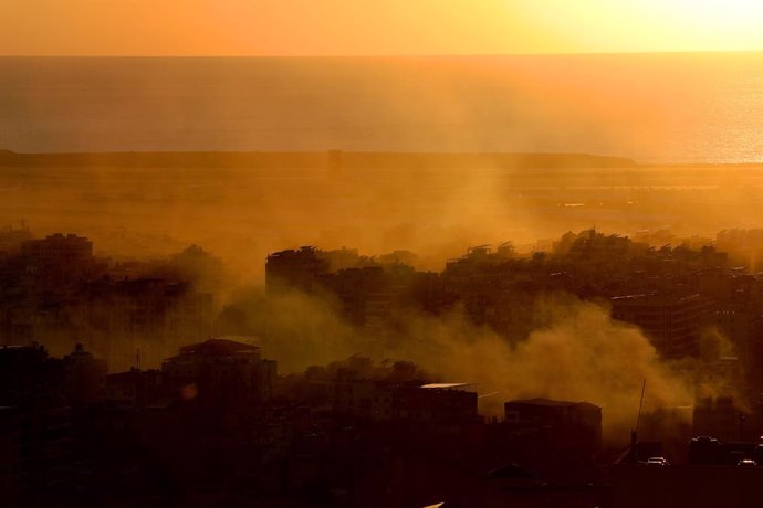 Columnas de humo tras una serie de bombardeos de Israel contra la capital de Líbano, Beirut (archivo)