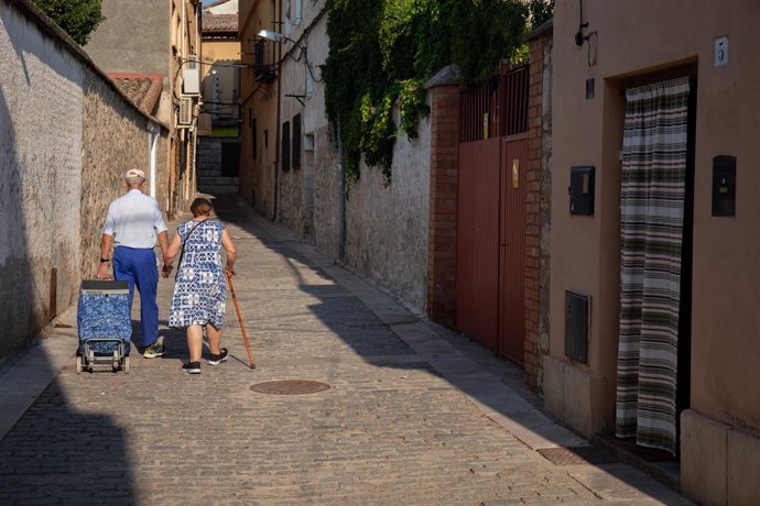 Archivo - Una pareja de ancianos camina por el municipio madrileño de Torrelaguna, a 13 de julio de 2022, en Torrelaguna, Madrid (España). Se trata de una villa de la Comunidad de Madrid ubicada en el Valle Medio del Jarama, lindando con la provincia de G