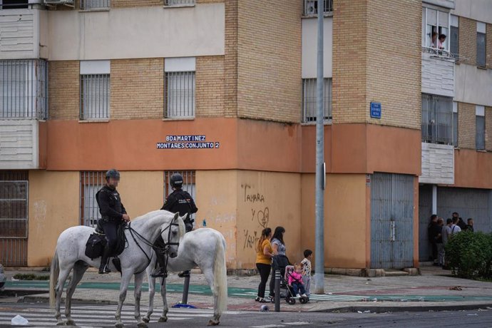 Efectivos de la Policía Nacional desplegados en el Polígono Sur.