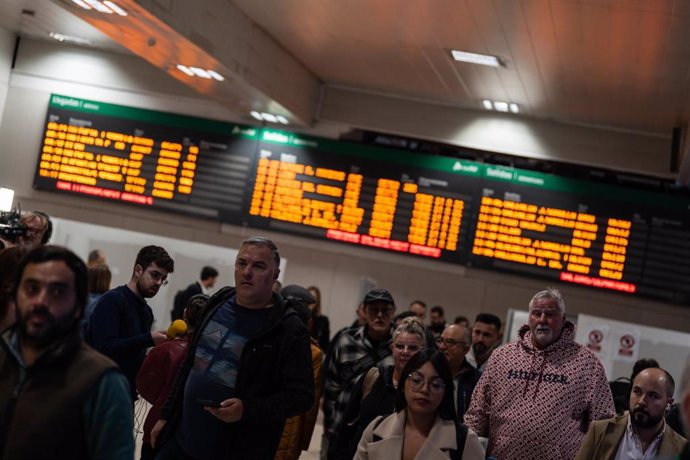 Varias personas con maletas en la estación de tren de Chamartín, a 21 de octubre de 2024, en Madrid