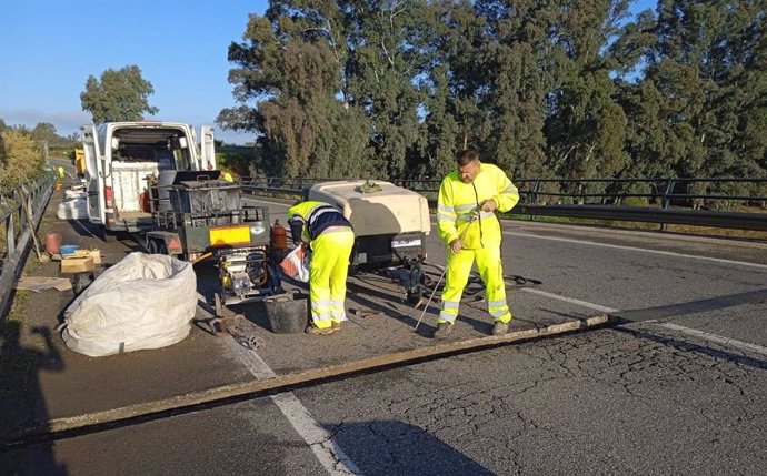 Técnicos realizando labores de mantenimiento en una carretera de Huelva.